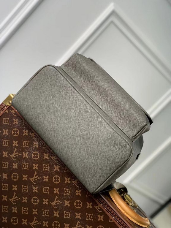 The new LV Aerogram shoulder bag from   Premium OriginalsM21362 revolutionizes trendsetting with its elegance. The fine calfskin leather is as supple as an old-fashioned airmail stationery and is embellished with a matte