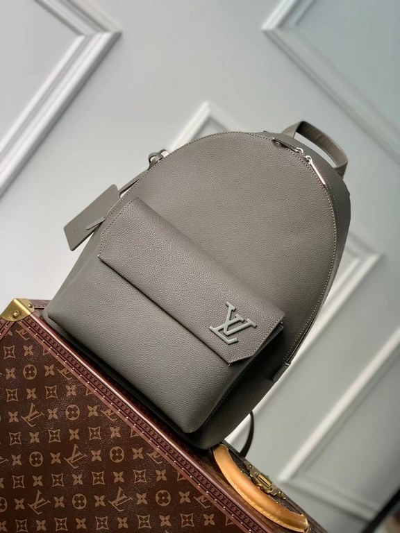 The new LV Aerogram shoulder bag from   Premium OriginalsM21362 revolutionizes trendsetting with its elegance. The fine calfskin leather is as supple as an old-fashioned airmail stationery and is embellished with a matte