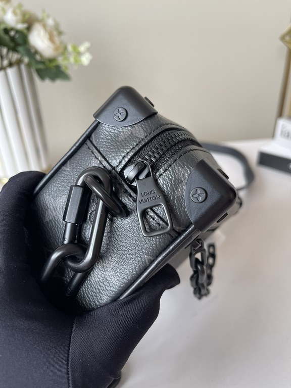 【Top Original Exclusive Photograph】 M44735 M68906 M44480 lv new shoulder crossbody bag box bag for men and women iconic Monogram print with contrasting resin chain strap, menswear artistic director Virgil Abloh for this 