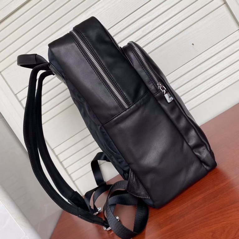 The latest models   leather thick and soft, L family super multi-compartment and large capacity shoulder bag, the side of the small sticker pocket can be placed in a small water bottle and other items, to meet your trave