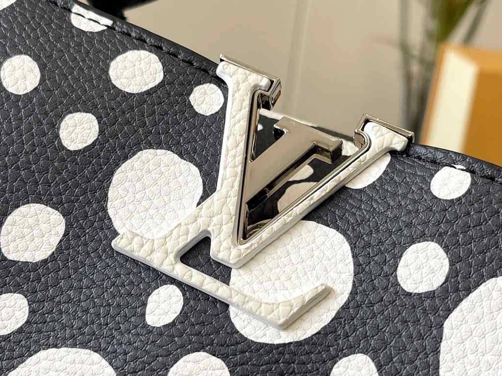 EXCLUSIVE SHOOTING - M21663 From the Louis Vuitton x Yayoi Kusama collaboration comes this LV x YK Capucines pouch. The renowned Japanese artist's childhood obsession with polka dots as a symbol of infinity finds dazzlin