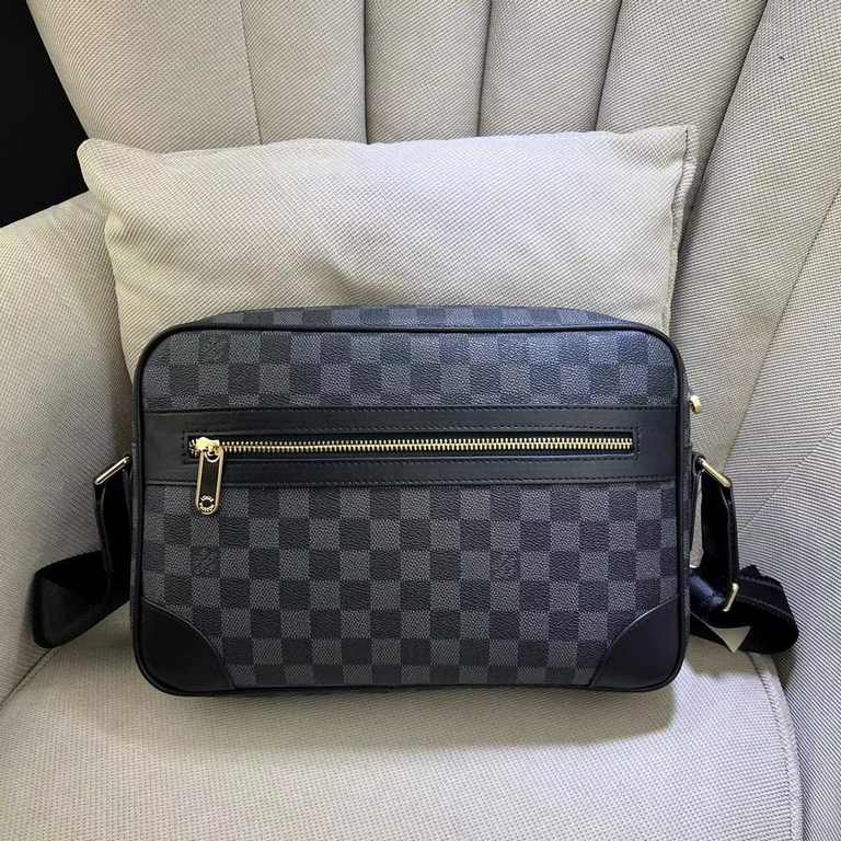 LV Crossbody BagModel 2367-2Size 31-21-7Counter new    heavy hit version replica   original leather replica   leather super soft   oversized capacity   customized counter original hardware  smooth zipper    perfect craft