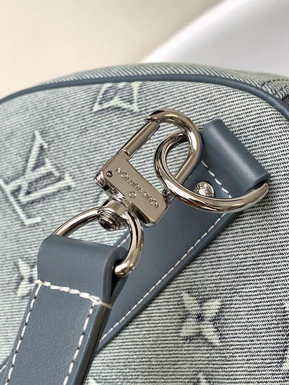 ￥  Top Original M22532 Denim This Keepall Bandoulière 50 travel bag is embossed with a Monogram pattern in faded denim, reinventing one of Louis Vuitton's classic designs. The reinforced side straps and top handle are ma