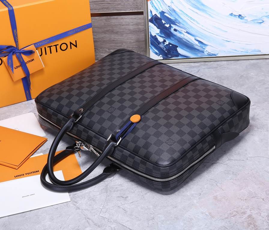 TOP ORIGINAL EXCLUSIVE ACTUAL M41125 BLACK GRID # OLD FLOWER ##PORTE-DOCUMENTS VOYAGE The Porte-Documents Voyage briefcase in Monogram Macassar canvas is a modern take on a classic Louis Vuitton design. With its lightwei