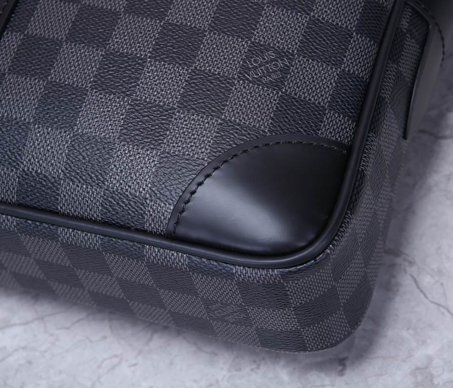 TOP ORIGINAL EXCLUSIVE ACTUAL M41125 BLACK GRID # OLD FLOWER ##PORTE-DOCUMENTS VOYAGE The Porte-Documents Voyage briefcase in Monogram Macassar canvas is a modern take on a classic Louis Vuitton design. With its lightwei