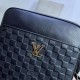 New  LOUIS VUITTON (Louis Vuitton)  2021 latest shoulder bag not only the bag type well done, but also the quality is very fine, the front pocket classic embossed, semi-stereotyped design, hardware supporting, simple and