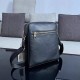 New  LOUIS VUITTON (Louis Vuitton)  2021 latest shoulder bag not only the bag type well done, but also the quality is very fine, the front pocket classic embossed, semi-stereotyped design, hardware supporting, simple and