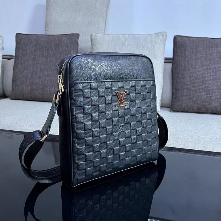 New  LOUIS VUITTON (Louis Vuitton)  2021 latest shoulder bag not only the bag type well done, but also the quality is very fine, the front pocket classic embossed, semi-stereotyped design, hardware supporting, simple and