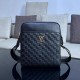 New  LOUIS VUITTON (Louis Vuitton)  2021 latest shoulder bag not only the bag type well done, but also the quality is very fine, the front pocket classic embossed, semi-stereotyped design, hardware supporting, simple and