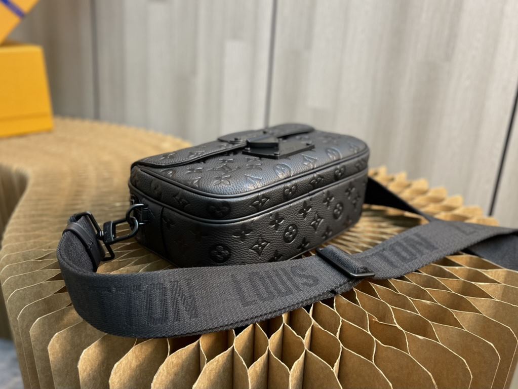 Top Original [Exclusive Background] Model No. M58489 Black Full Leather S Lock Messenger Bag Crafted from supple Taurillon leather in an elegant black hue, it's embellished with the brand's traditional Monogram embossed 