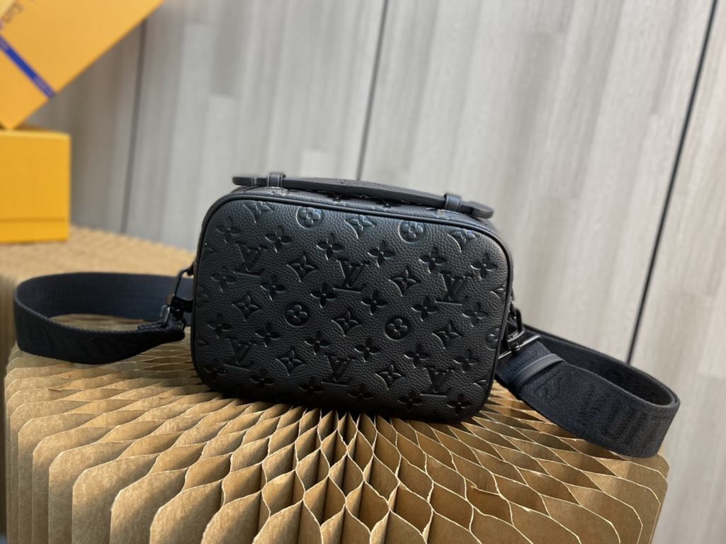 Top Original [Exclusive Background] Model No. M58489 Black Full Leather S Lock Messenger Bag Crafted from supple Taurillon leather in an elegant black hue, it's embellished with the brand's traditional Monogram embossed 