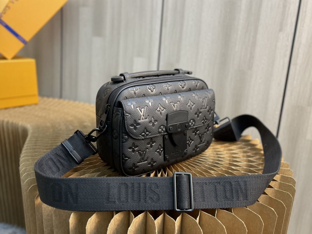 Top Original [Exclusive Background] Model No. M58489 Black Full Leather S Lock Messenger Bag Crafted from supple Taurillon leather in an elegant black hue, it's embellished with the brand's traditional Monogram embossed 