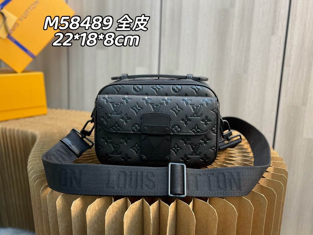 Top Original [Exclusive Background] Model No. M58489 Black Full Leather S Lock Messenger Bag Crafted from supple Taurillon leather in an elegant black hue, it's embellished with the brand's traditional Monogram embossed 