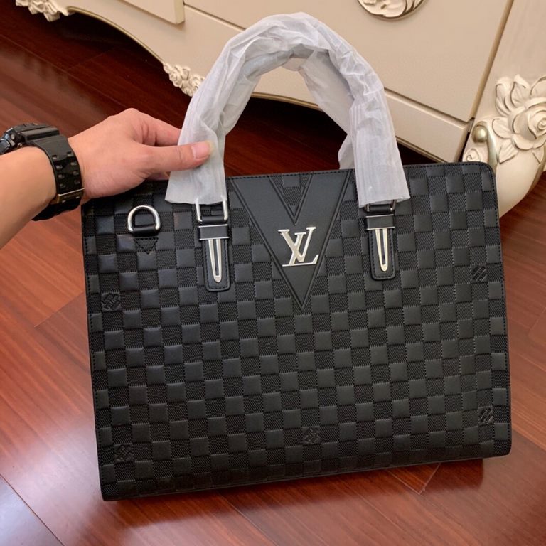 Out of the shipment ah [hey ha] Lv . Briefcase Genuine YKK hardware, get your hands on it and you'll understand how good Italy    plain cowhide leather (market exclusive), removable shoulder strap, large and small body c