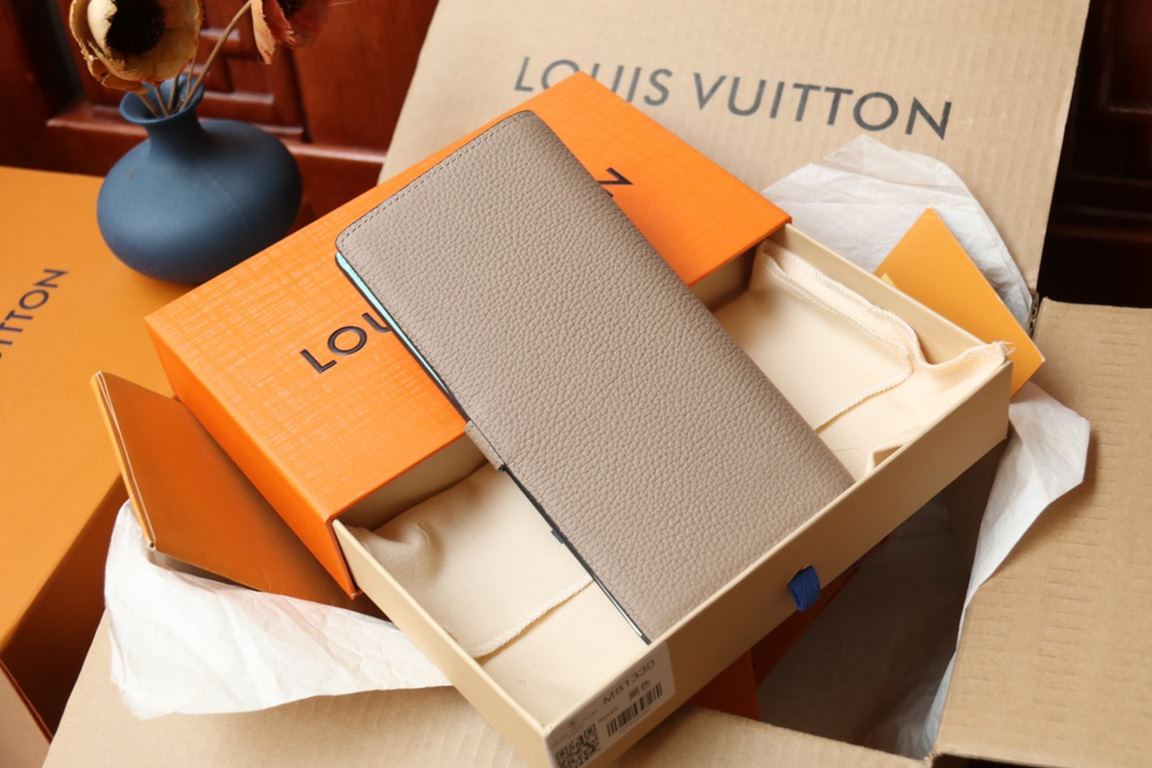 M81330This LV Vertical walletInspired by Capucines handbags, this wallet in soft grained Taurillon leather is embellished with LV letters for the sliding closure. It opens to reveal a color-blocked lining and features a 