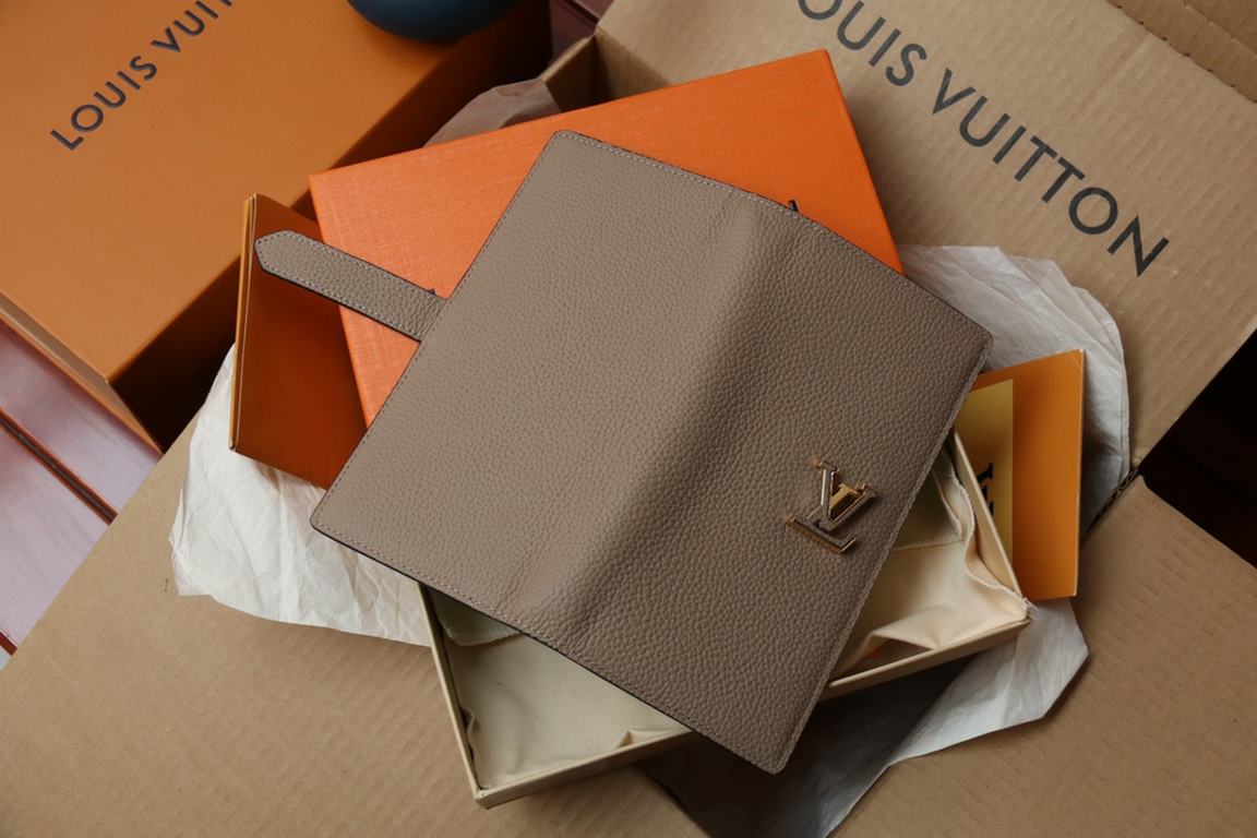 M81330This LV Vertical walletInspired by Capucines handbags, this wallet in soft grained Taurillon leather is embellished with LV letters for the sliding closure. It opens to reveal a color-blocked lining and features a 