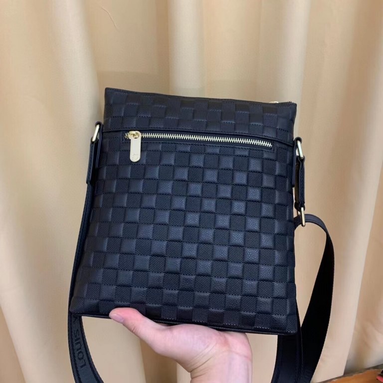 New Lv crossbody bag   Italian imported cowhide   top goods,   steel hardware are brand LOGO, look at the gloss of the leather, look at the oil edge, look at the alignment, the highest quality in the market, there is no 