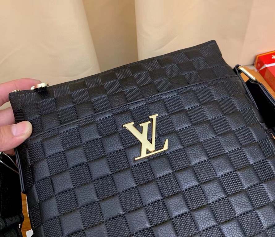 New Lv crossbody bag   Italian imported cowhide   top goods,   steel hardware are brand LOGO, look at the gloss of the leather, look at the oil edge, look at the alignment, the highest quality in the market, there is no 