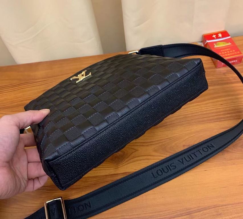 New Lv crossbody bag   Italian imported cowhide   top goods,   steel hardware are brand LOGO, look at the gloss of the leather, look at the oil edge, look at the alignment, the highest quality in the market, there is no 