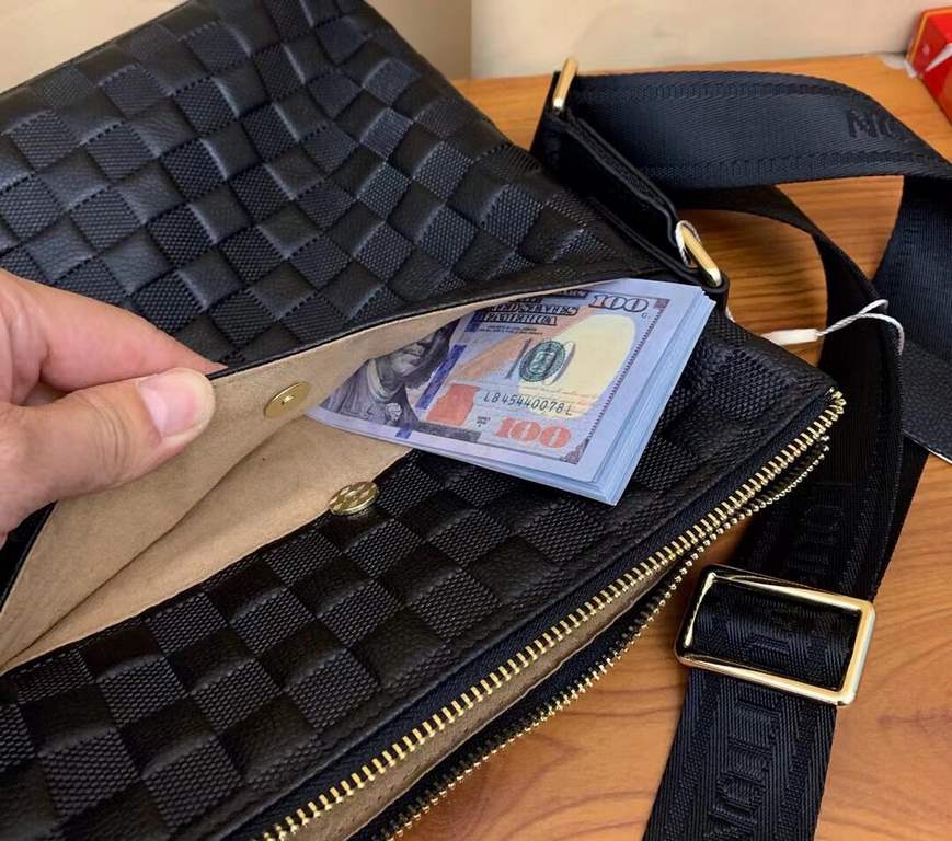 New Lv crossbody bag   Italian imported cowhide   top goods,   steel hardware are brand LOGO, look at the gloss of the leather, look at the oil edge, look at the alignment, the highest quality in the market, there is no 