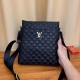 New Lv crossbody bag   Italian imported cowhide   top goods,   steel hardware are brand LOGO, look at the gloss of the leather, look at the oil edge, look at the alignment, the highest quality in the market, there is no 