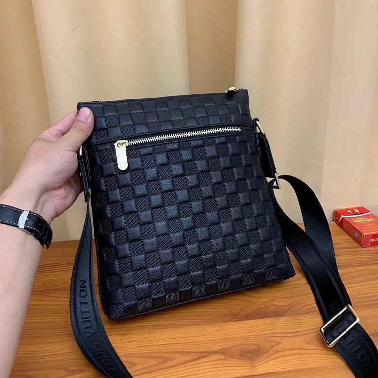 New Lv crossbody bag   Italian imported cowhide   top goods,   steel hardware are brand LOGO, look at the gloss of the leather, look at the oil edge, look at the alignment, the highest quality in the market, there is no 