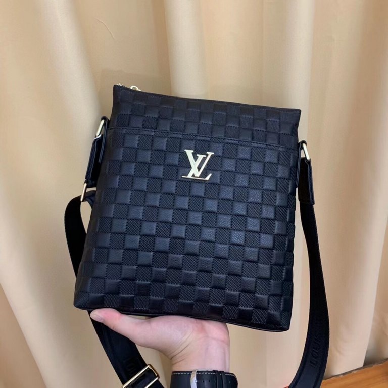 New Lv crossbody bag   Italian imported cowhide   top goods,   steel hardware are brand LOGO, look at the gloss of the leather, look at the oil edge, look at the alignment, the highest quality in the market, there is no 