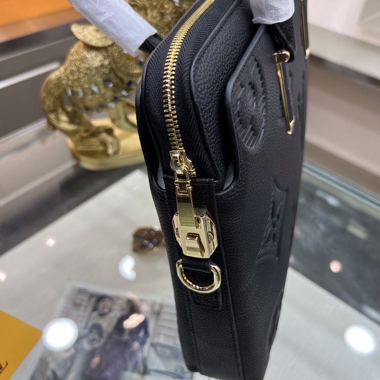 New  LOUIS VUITTON (Louis Vuitton)   the latest briefcase Not only the bag type to do a good job, and the quality is also very fine, the use of imported cowhide embossed production, hardware supporting a combination of l