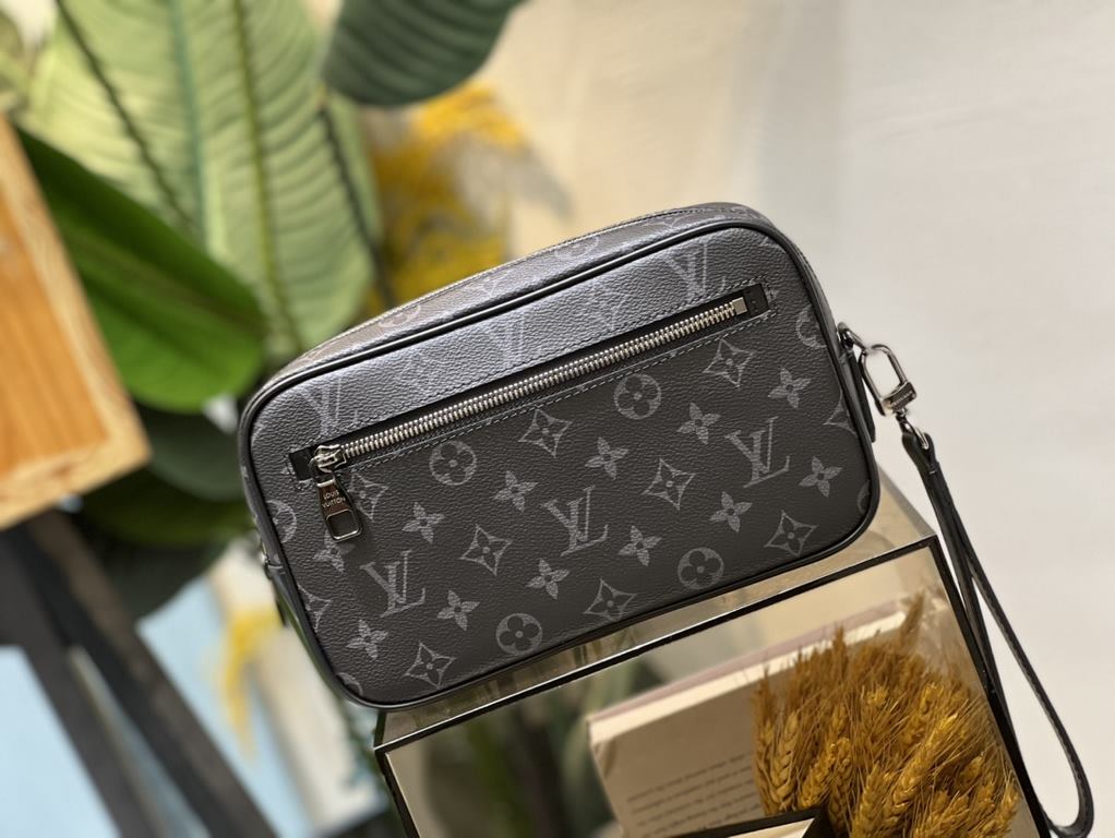 M41664 Black Check Black Flower 41663 Coffee 42838 Flower 51726 Water Wave 41663 Creme 30441 Cross 30443 Silver Wheat The Pochette Kasai clutch is shaped in a compact form in finely textured Taga leather, with the letter