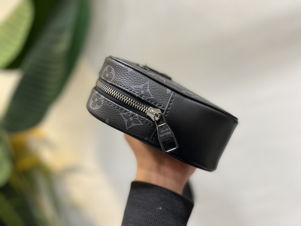 M41664 Black Check Black Flower 41663 Coffee 42838 Flower 51726 Water Wave 41663 Creme 30441 Cross 30443 Silver Wheat The Pochette Kasai clutch is shaped in a compact form in finely textured Taga leather, with the letter