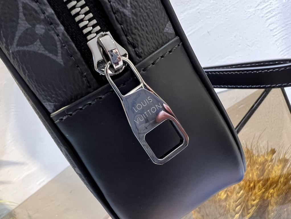 M41664 Black Check Black Flower 41663 Coffee 42838 Flower 51726 Water Wave 41663 Creme 30441 Cross 30443 Silver Wheat The Pochette Kasai clutch is shaped in a compact form in finely textured Taga leather, with the letter