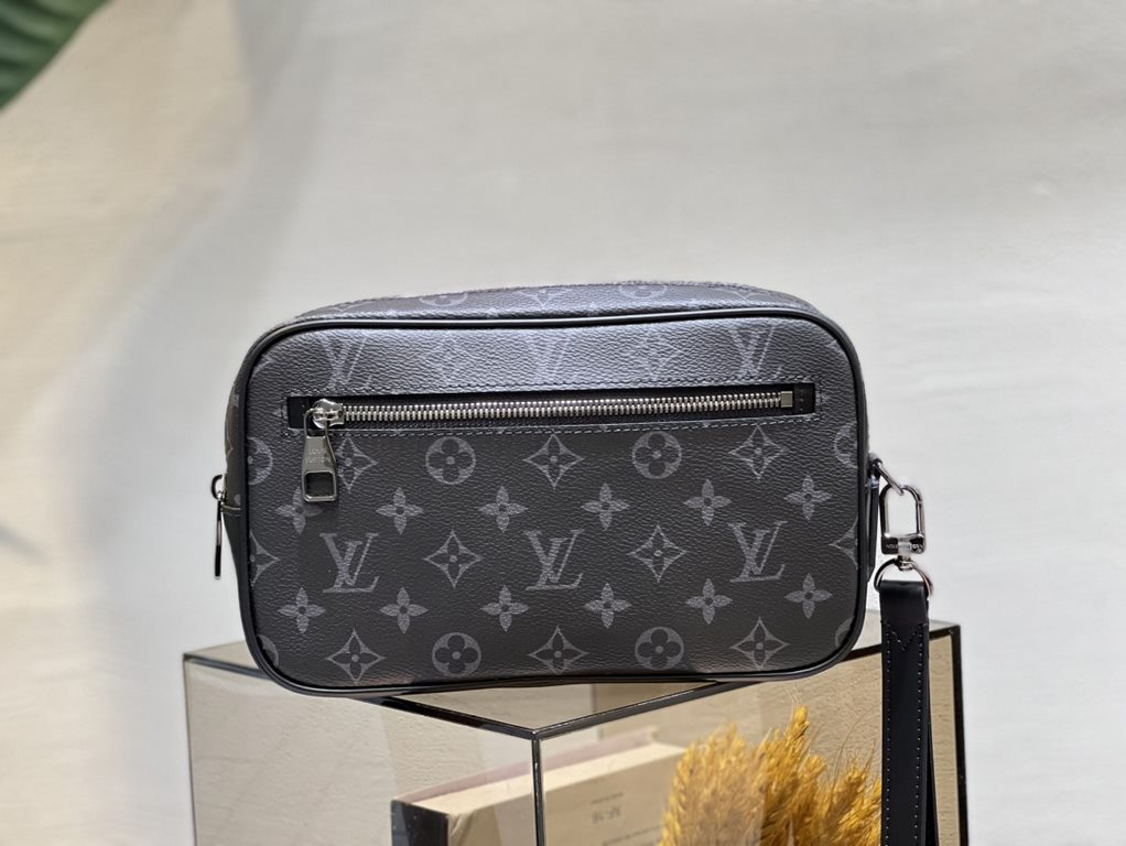 M41664 Black Check Black Flower 41663 Coffee 42838 Flower 51726 Water Wave 41663 Creme 30441 Cross 30443 Silver Wheat The Pochette Kasai clutch is shaped in a compact form in finely textured Taga leather, with the letter