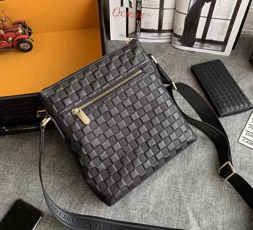 New Lv crossbody bag   Italian imported cowhide   top goods,   steel hardware are brand LOGO, look at the gloss of the leather, look at the oil edge, look at the alignment, the highest quality in the market, there is no 