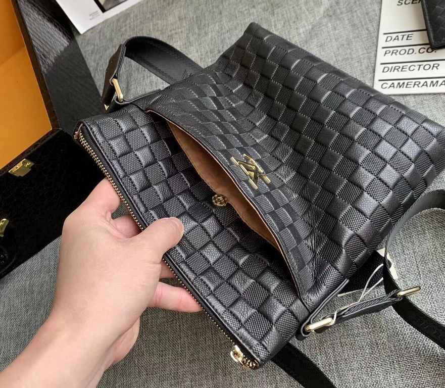 New Lv crossbody bag   Italian imported cowhide   top goods,   steel hardware are brand LOGO, look at the gloss of the leather, look at the oil edge, look at the alignment, the highest quality in the market, there is no 