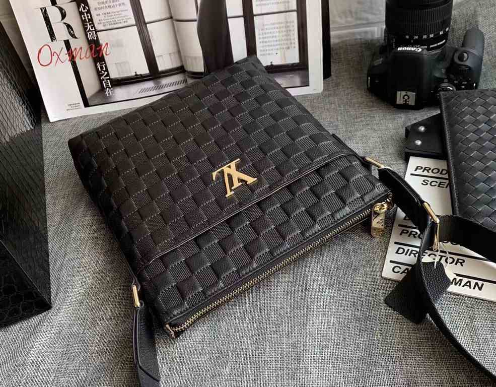 New Lv crossbody bag   Italian imported cowhide   top goods,   steel hardware are brand LOGO, look at the gloss of the leather, look at the oil edge, look at the alignment, the highest quality in the market, there is no 