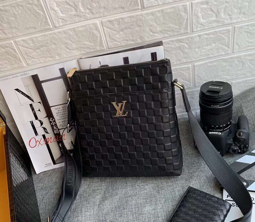 New Lv crossbody bag   Italian imported cowhide   top goods,   steel hardware are brand LOGO, look at the gloss of the leather, look at the oil edge, look at the alignment, the highest quality in the market, there is no 