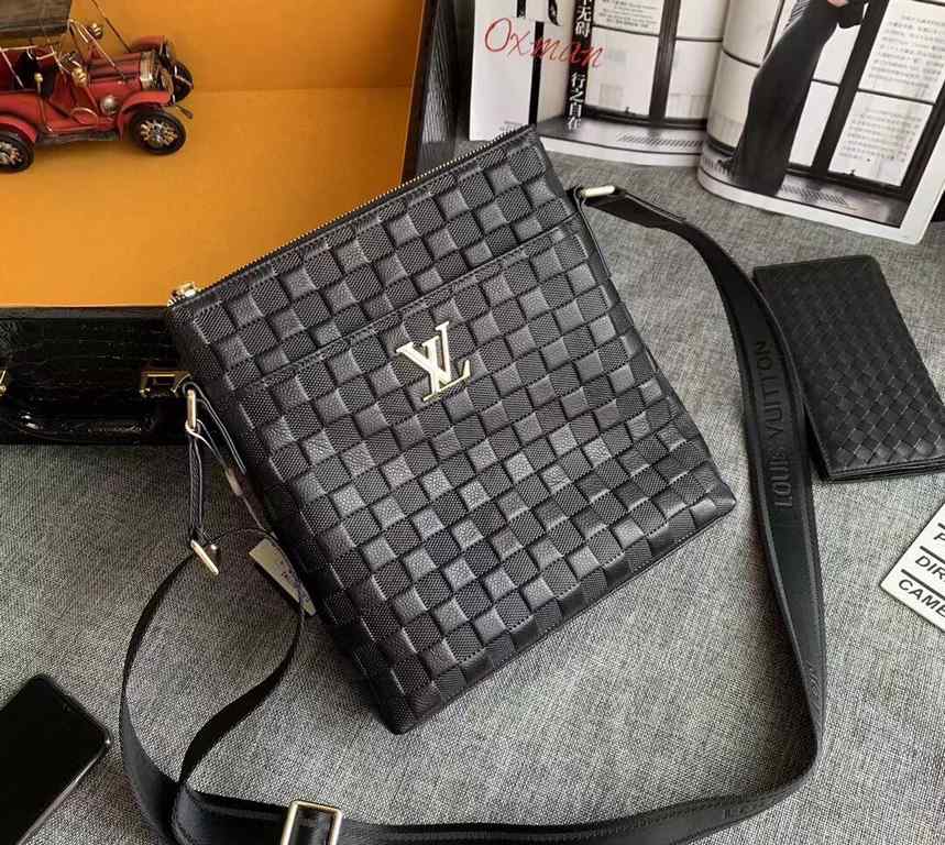 New Lv crossbody bag   Italian imported cowhide   top goods,   steel hardware are brand LOGO, look at the gloss of the leather, look at the oil edge, look at the alignment, the highest quality in the market, there is no 