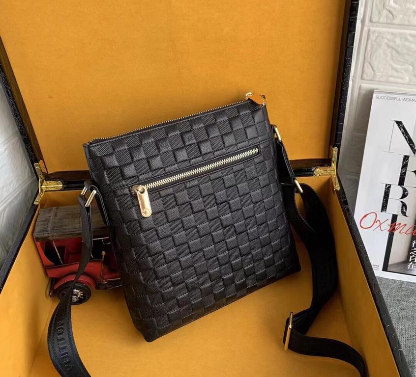 New Lv crossbody bag   Italian imported cowhide   top goods,   steel hardware are brand LOGO, look at the gloss of the leather, look at the oil edge, look at the alignment, the highest quality in the market, there is no 