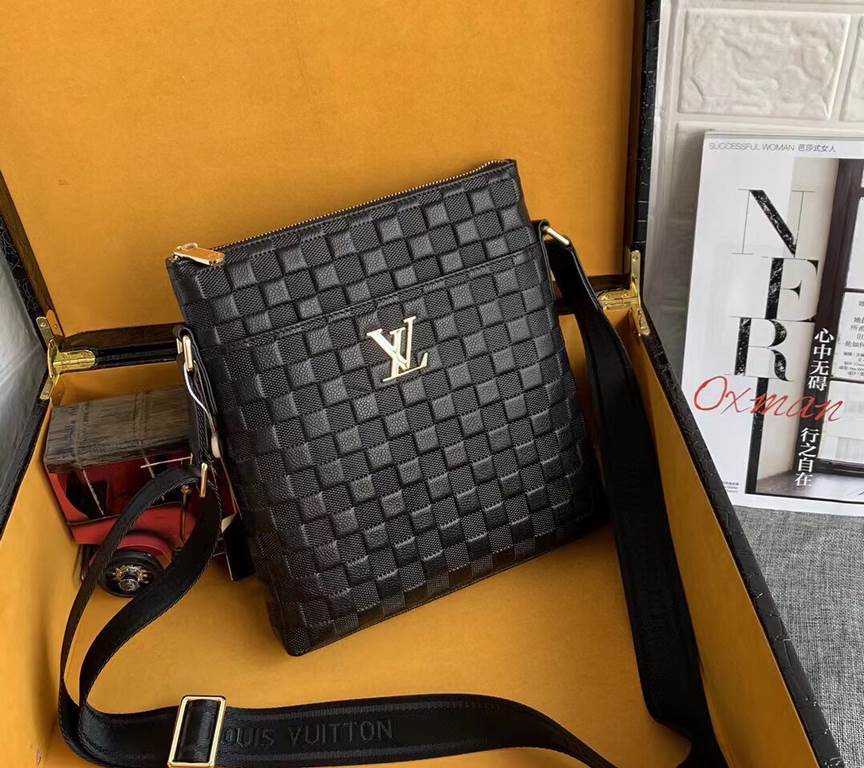 New Lv crossbody bag   Italian imported cowhide   top goods,   steel hardware are brand LOGO, look at the gloss of the leather, look at the oil edge, look at the alignment, the highest quality in the market, there is no 