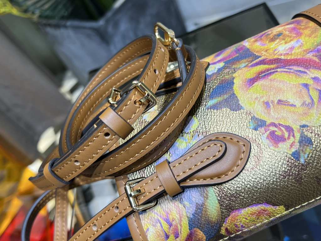 M81724 The Garden of LV capsule collection inspired by the Louis Vuitton FallWinter 2022 runway show is accompanied by a nanobucket made of metallic floral print canvas. A mini bucket bag featuring 2 adjustable leather h