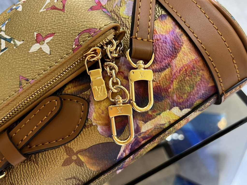 M81724 The Garden of LV capsule collection inspired by the Louis Vuitton FallWinter 2022 runway show is accompanied by a nanobucket made of metallic floral print canvas. A mini bucket bag featuring 2 adjustable leather h