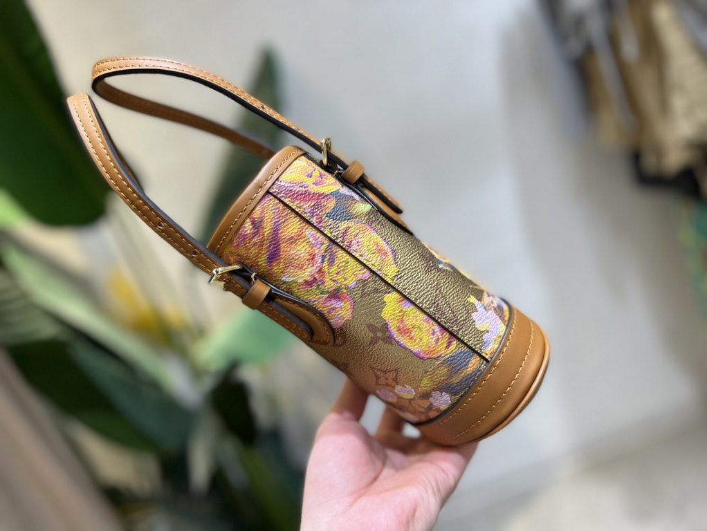 M81724 The Garden of LV capsule collection inspired by the Louis Vuitton FallWinter 2022 runway show is accompanied by a nanobucket made of metallic floral print canvas. A mini bucket bag featuring 2 adjustable leather h