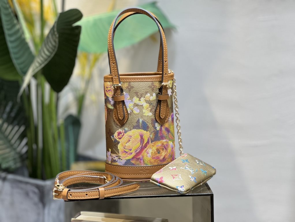 M81724 The Garden of LV capsule collection inspired by the Louis Vuitton FallWinter 2022 runway show is accompanied by a nanobucket made of metallic floral print canvas. A mini bucket bag featuring 2 adjustable leather h