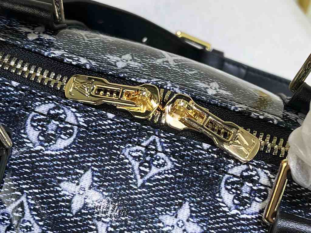 Lot 22923 41416 This Keepall Bandoulière 45 travel bag is made of Monoglam canvas. The fabric is woven with decorative threads and cotton threads and has a semi-reflective coating for a striking holographic effect. The l