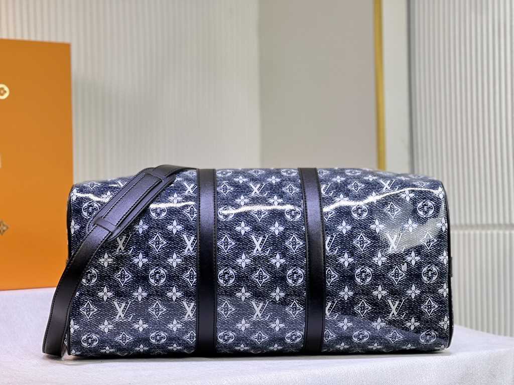 Lot 22923 41416 This Keepall Bandoulière 45 travel bag is made of Monoglam canvas. The fabric is woven with decorative threads and cotton threads and has a semi-reflective coating for a striking holographic effect. The l