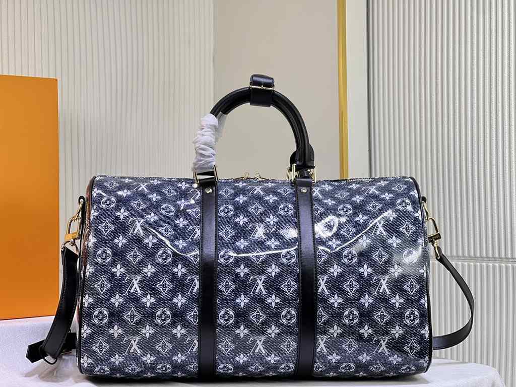 Lot 22923 41416 This Keepall Bandoulière 45 travel bag is made of Monoglam canvas. The fabric is woven with decorative threads and cotton threads and has a semi-reflective coating for a striking holographic effect. The l