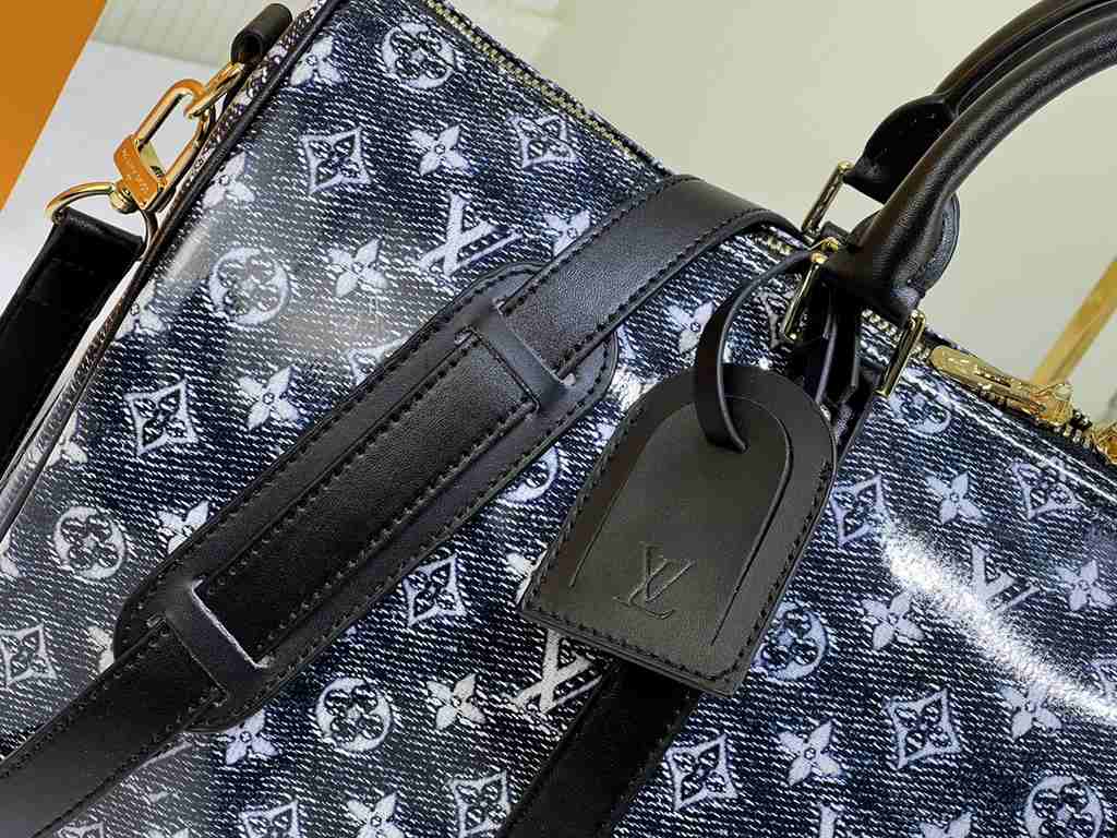 Lot 22923 41416 This Keepall Bandoulière 45 travel bag is made of Monoglam canvas. The fabric is woven with decorative threads and cotton threads and has a semi-reflective coating for a striking holographic effect. The l