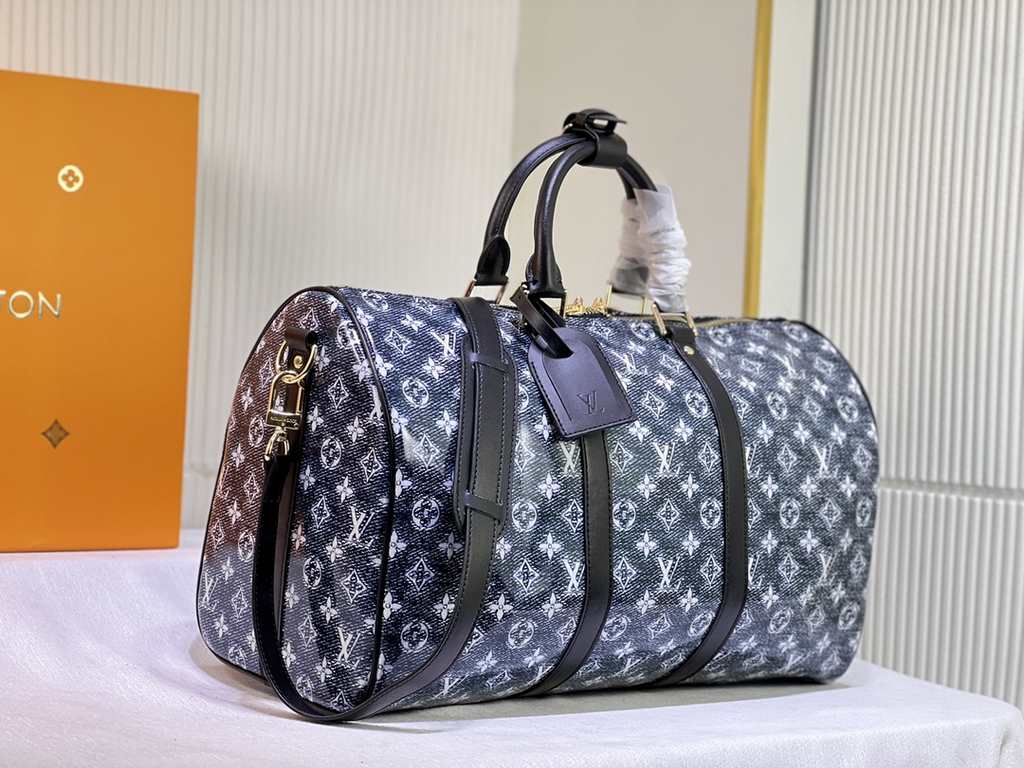 Lot 22923 41416 This Keepall Bandoulière 45 travel bag is made of Monoglam canvas. The fabric is woven with decorative threads and cotton threads and has a semi-reflective coating for a striking holographic effect. The l