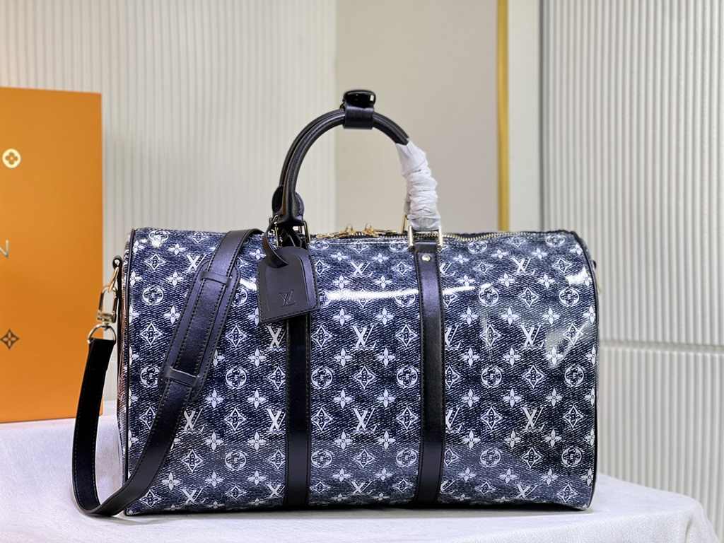 Lot 22923 41416 This Keepall Bandoulière 45 travel bag is made of Monoglam canvas. The fabric is woven with decorative threads and cotton threads and has a semi-reflective coating for a striking holographic effect. The l