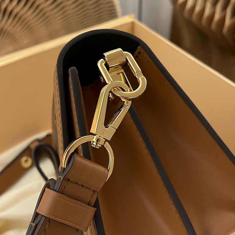 P original single enhanced version   [quality comprehensive upgrade] exclusive real background picture, M45959 small handbag Nicolas Ghesquière presents the new Mini Dauphine handbag for SpringSummer 2019. The mini desig